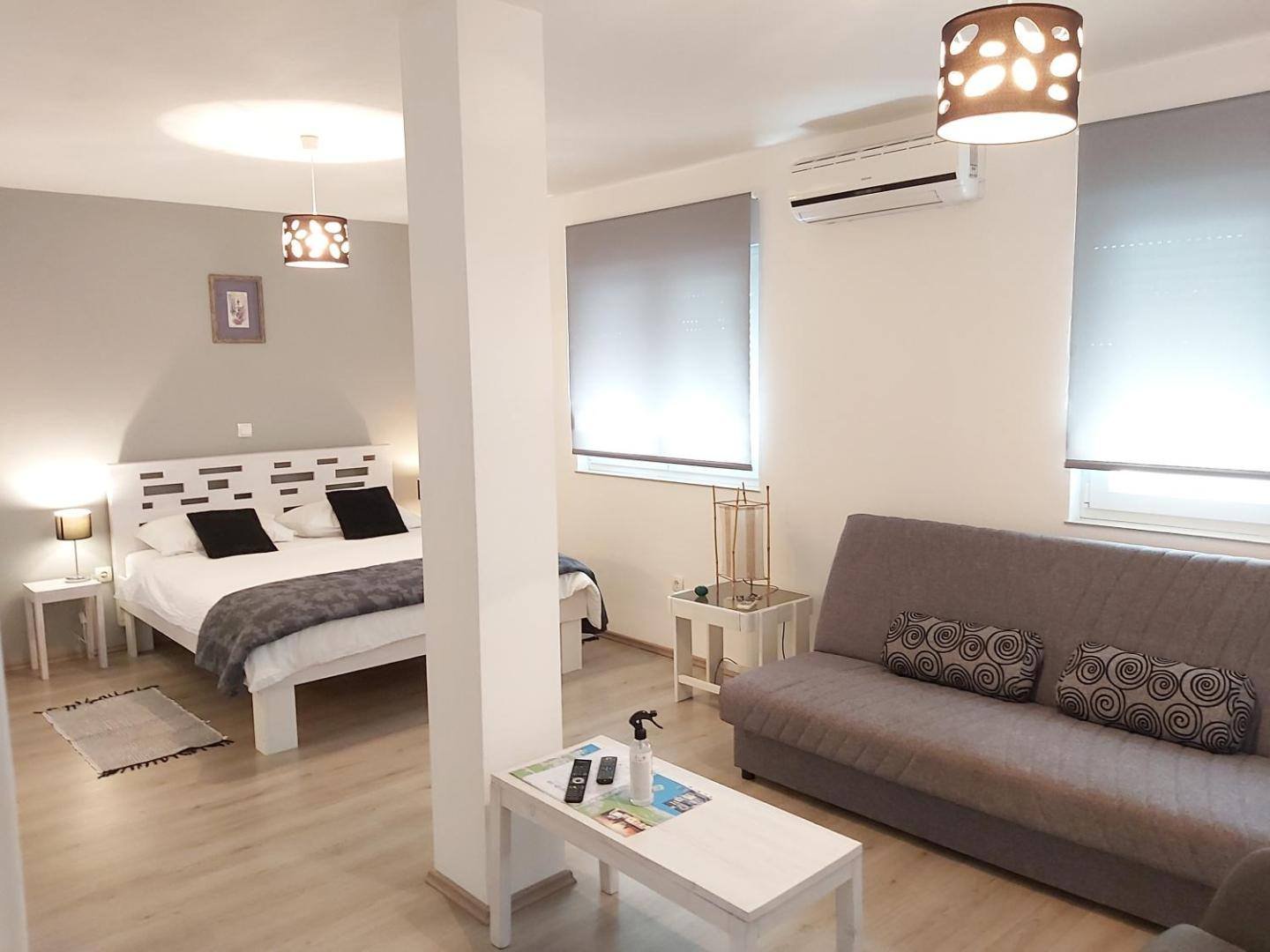Guest House Dragić: living area with a sofa bed