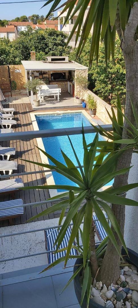 Guest House Dragić: the pool seen from the garden